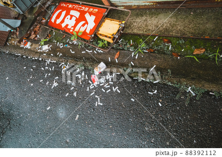 タバコの吸い殻が散乱 タバコの吸い殻が散乱 88392112