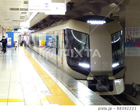浅草駅に到着した特急リバティ500系 88392221