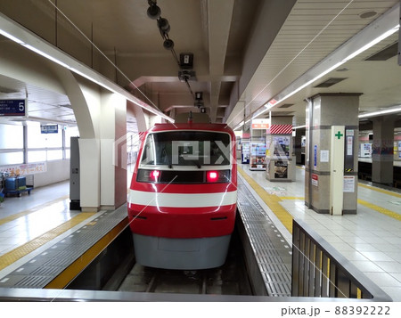浅草駅に停車中の特急「りょうもう」200系リバイバルカラー 88392222