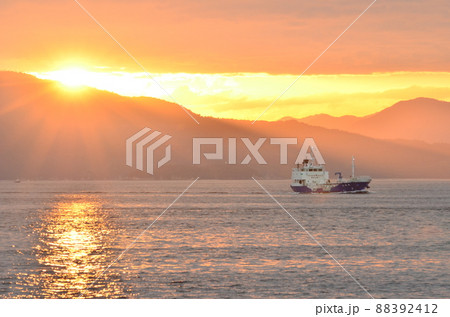 瀬戸内海の海運と夕陽 88392412