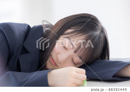 机で居眠りをする女子高生 88392449