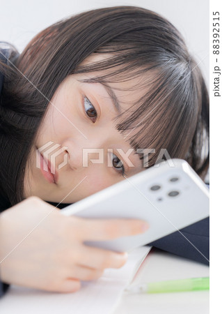 スマホを見る女子高校生 88392515