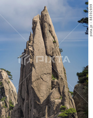 中国安徽省 黄山の奇岩 / Huangshan, Anhui, China 88392899