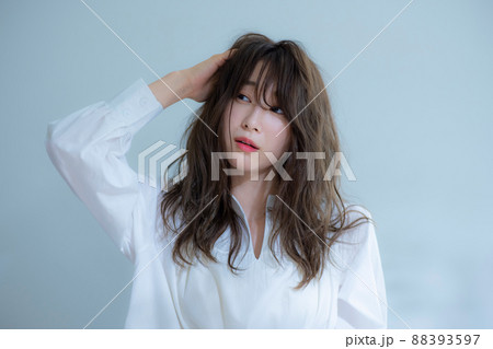白いブラウスの女性 ヘアケア 悩み 白いブラウスの女性 ヘアケア 悩み 88393597