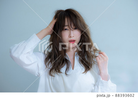 白いブラウスの女性　ヘアケア　悩み 88393602