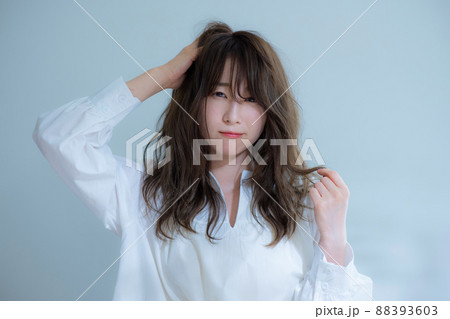 白いブラウスの女性 ヘアケア 悩み 白いブラウスの女性 ヘアケア 悩み 88393603