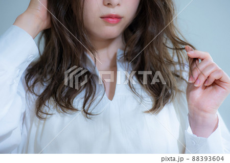 白いブラウスの女性 ヘアケア 悩み 白いブラウスの女性 ヘアケア 悩み 88393604