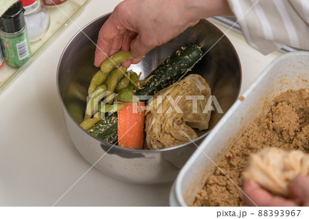 【出汁パックに入れて漬けた枝豆を糠床から取り出す】 【出汁パックに入れて漬けた枝豆を糠床から取り出す】 88393967