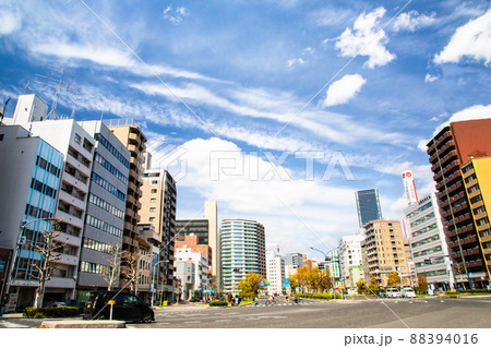 広島駅前通りの交差点付近の街路風景です。ドラマチックな青空と雲をご覧ください。広島市 88394016