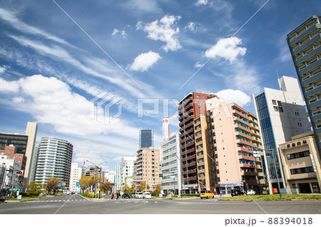 広島駅前通りの交差点付近の街路風景です。ドラマチックな青空と雲をご覧ください。広島市 88394018