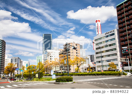 広島駅前通りの交差点付近の街路風景です。ドラマチックな青空と雲をご覧ください。広島市 広島駅前通りの交差点付近の街路風景です。ドラマチックな青空と雲をご覧ください。広島市 88394022