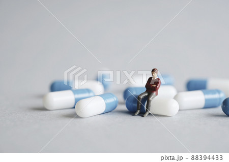 カプセル剤とミニチュアの男性 88394433