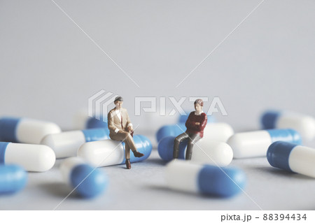 カプセル錠とミニチュアの男性 88394434