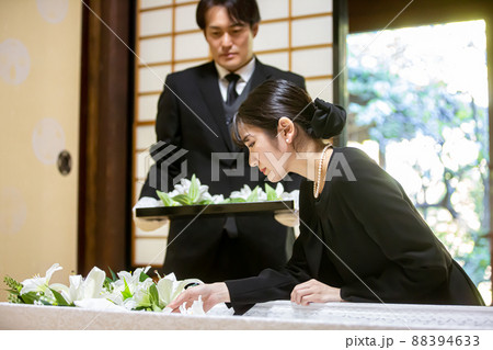 納棺（花入れの儀・女性） 88394633