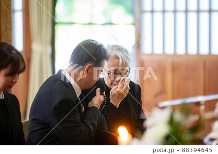お葬式で泣く高齢者の男女 お葬式で泣く高齢者の男女 88394645