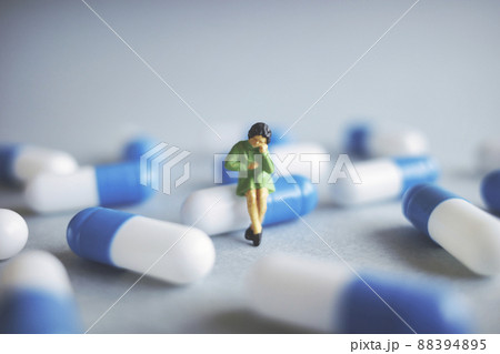 カプセル剤とミニチュアの女性 88394895