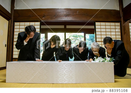 お葬式の納棺式で号泣する親族 88395108
