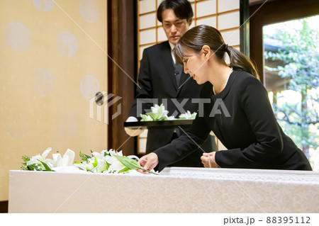 納棺(花入れの儀・女性) 納棺(花入れの儀・女性) 88395112