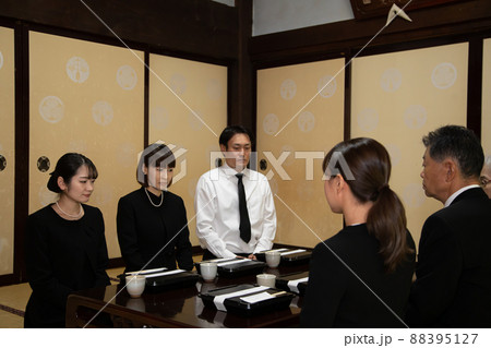 法事・お葬式（食事シーン） 88395127