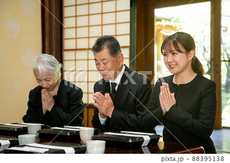 弔い上げ・法事・お葬式(食事シーン・笑顔) 弔い上げ・法事・お葬式(食事シーン・笑顔) 88395138