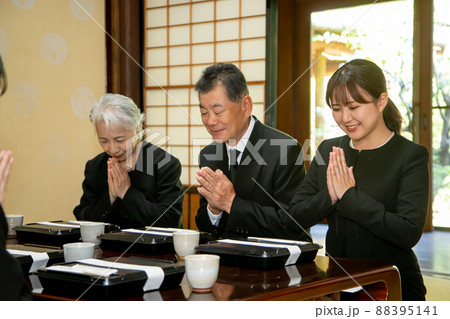 弔い上げ・法事・お葬式(食事シーン・笑顔) 弔い上げ・法事・お葬式(食事シーン・笑顔) 88395141