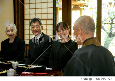 僧侶と遺族の法事・お葬式シーン（食事・笑顔） 88395151