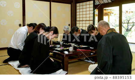 僧侶と遺族の法事・お葬式シーン(食事) 僧侶と遺族の法事・お葬式シーン(食事) 88395153
