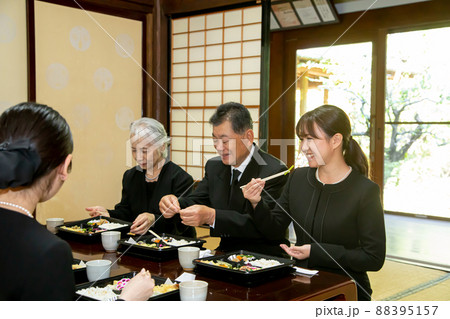 弔い上げ・法事・お葬式(食事シーン・笑顔) 弔い上げ・法事・お葬式(食事シーン・笑顔) 88395157