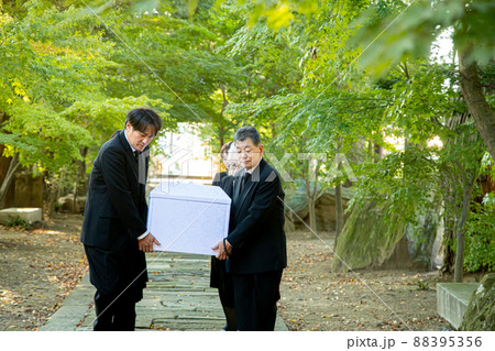お葬式で棺桶を運ぶ遺族 お葬式で棺桶を運ぶ遺族 88395356