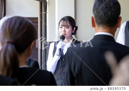お葬式で受付をする葬祭ディレクター（司会） 88395370