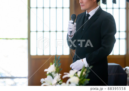 祭壇に立つ葬祭ディレクター 88395558
