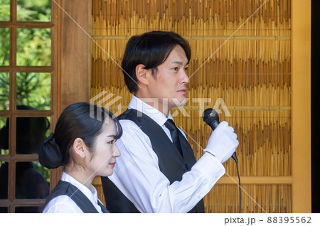 お葬式で受付をする葬祭ディレクター（司会） 88395562