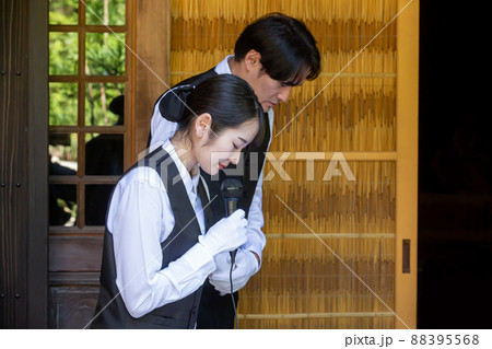 お葬式で受付をする葬祭ディレクター(司会) お葬式で受付をする葬祭ディレクター(司会) 88395568