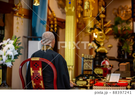 お寺でお経をあげるお坊さん 88397241