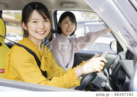車でお出かけをする若い女性2人 88397282