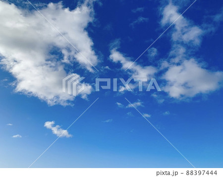 青空に浮かぶ白い雲 88397444