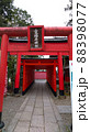 縁結びで有名な神社の鳥居 88398077
