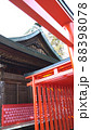 縁結びで有名な神社の本殿と鳥居 88398078