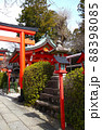 縁結びで有名な神社の鳥居と灯篭 88398085