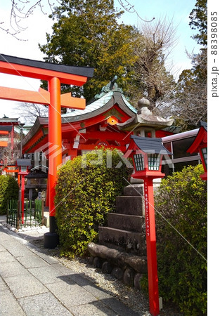 縁結びで有名な神社の鳥居と灯篭 88398085