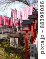 稲荷神社の入り口の狛犬 88398086