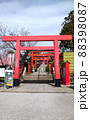 縁結びで有名な神社の鳥居 88398087