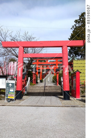縁結びで有名な神社の鳥居 88398087