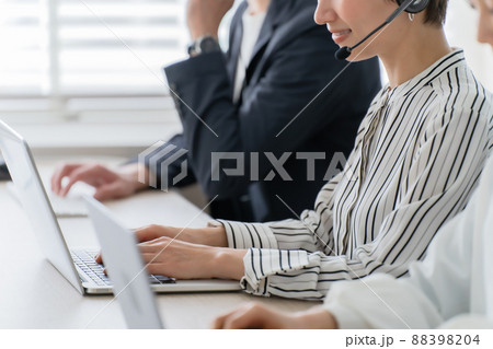 オペレーター　営業　ヘッドセット　手元 88398204