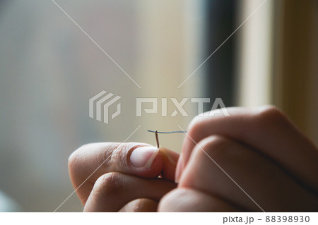 針に糸を通すシーン 88398930