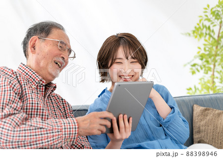 家族　孫　おじいちゃん　タブレット 88398946