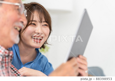 家族 孫 おじいちゃん タブレット 家族 孫 おじいちゃん タブレット 88398953