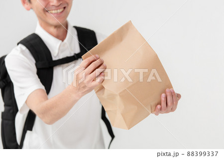 ミドル男性　フードデリバリー　手元　紙袋 88399337