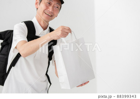 ミドル男性　フードデリバリー　手元　紙袋 88399343