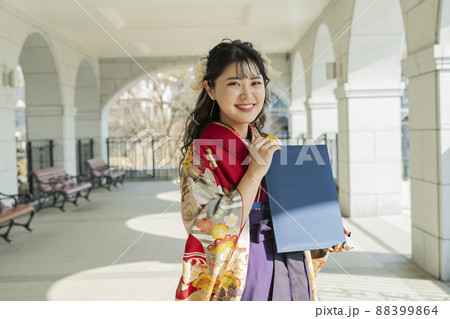 卒業を迎えた女子大学生 88399864